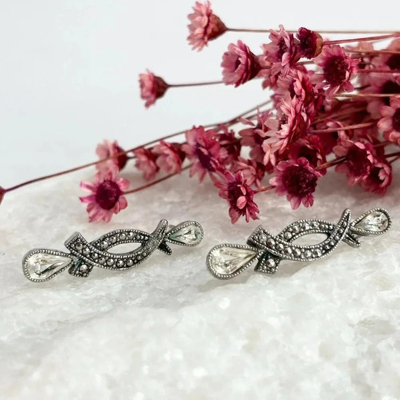 Silver Toned Crossover Style Avon Vintage Art Deco Teardrop Rhinestone Earrings - Picture 1 of 9